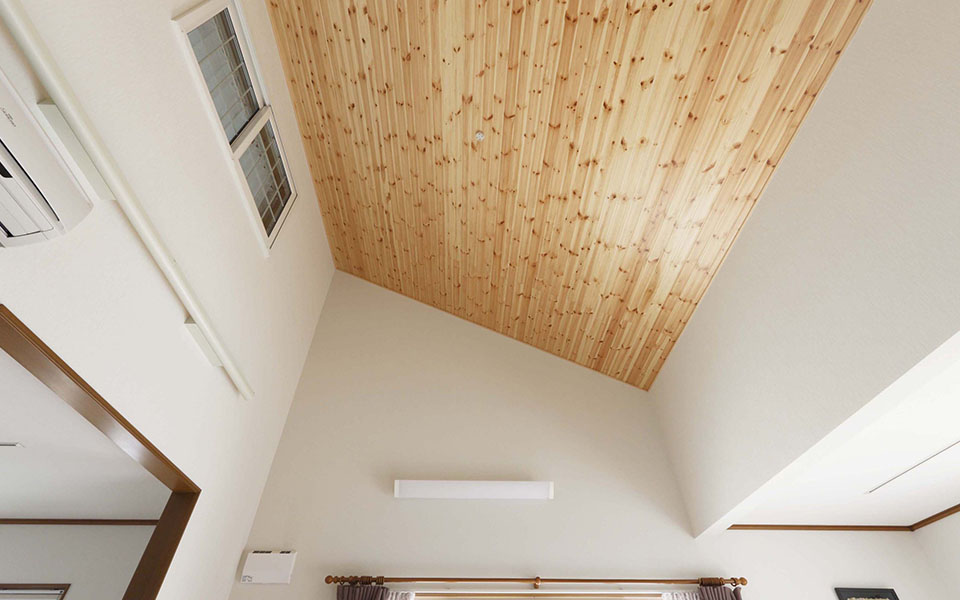 6ｍの勾配天井がリビングに開放感をもたらす、大屋根の家。4