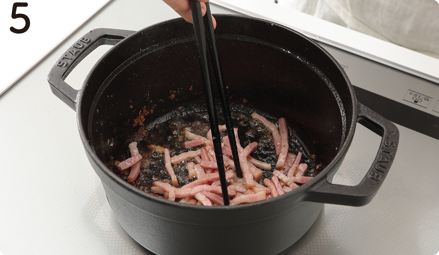 ❹の鍋でベーコンを脂がにじみ出るまで炒める。