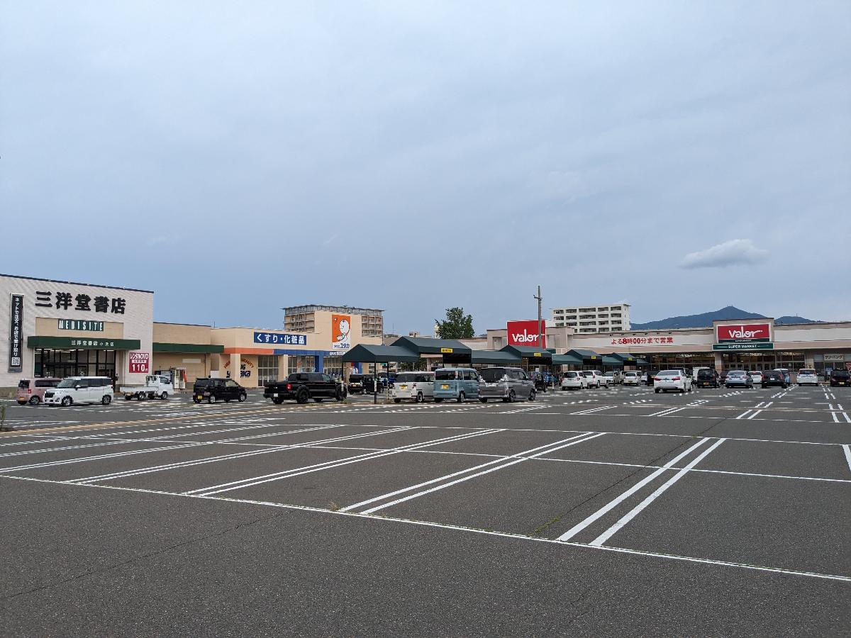 イイコトテラス南川町 土地 バロー小浜店まで約600m（車で約1分）　駐車場が広くて出入りしやすく、車でのお買い物にぴったりです。店内も広々としていて、品揃えが豊富なスーパーマーケットです。／営業時間：10時～20時