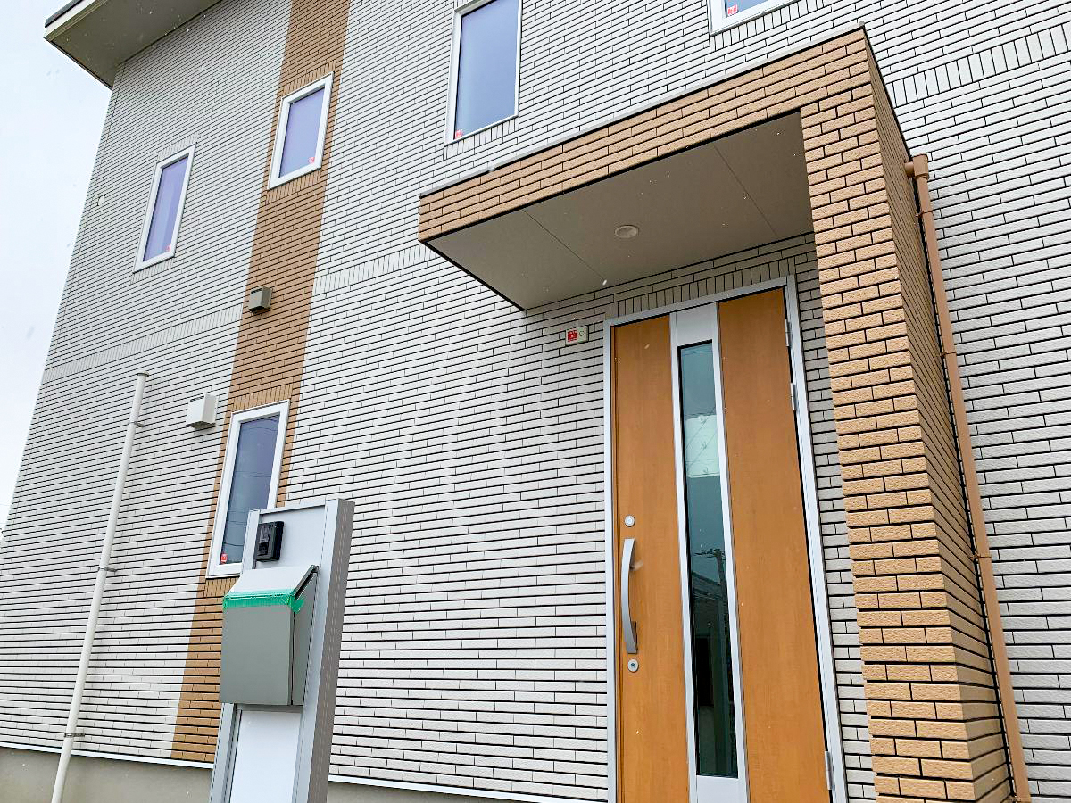 大垣市東町 モデルハウス 区画番号No.２ 玄関は屋根付き。雨の日も大丈夫。