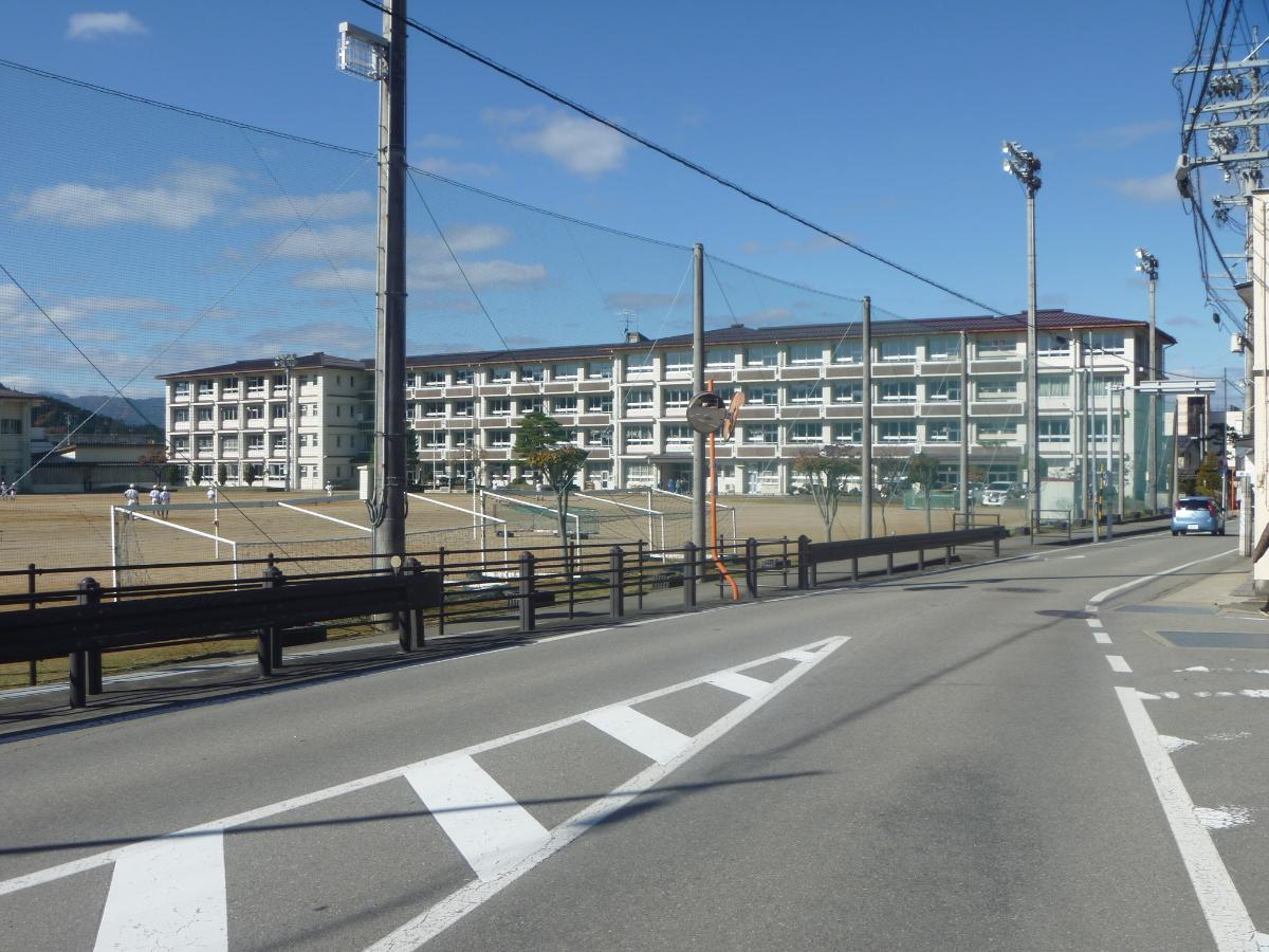 高山市江名子町 土地 日枝中学校　まで約2.7km（徒歩34分）　自転車通学有の学校です。自主性（ひとり歩きができる）創造性（よりよく考えていく）協同性（励ましあう）江名子、山王、花里から集まる中学校。