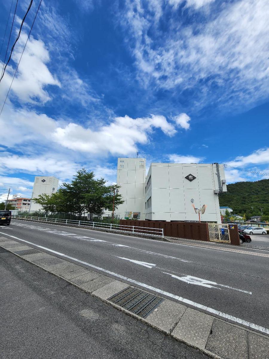 エスペランス学苑 戸建 熊野第四小学校まで約300m～410m（徒歩4分～6分）　ママもパパも安心してお子様を送り出せますね。お子様だけでなく、ご両親も安心出来る環境でのびのびと暮らせます。