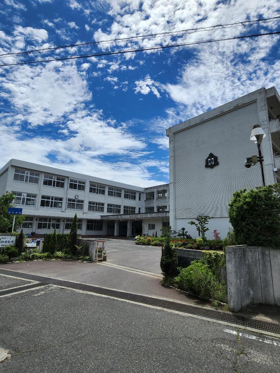 エスペランス金森 戸建 熊野東中学校まで約2.2km（徒歩28分）　自転車通学あり。部活動に励んだり、勉強をがんばったり、大人になる第一歩を学ぶ場所です。