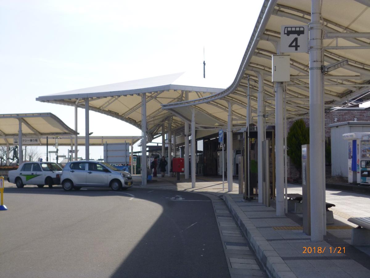 韮崎市富士見三丁目 土地 ＪＲ中央線「韮崎駅」まで約950m（徒歩12分／車で約3分）　JR中央線の在来線の他、特急「あずさ」の停止駅となっていて、峡北エリアの玄関口役を担っています。特急あずさでは新宿まで約1時間半、八王子までは1時間強の乗車で到着します。また駅には車両送迎・バス・タクシーターミナルが整備されています。