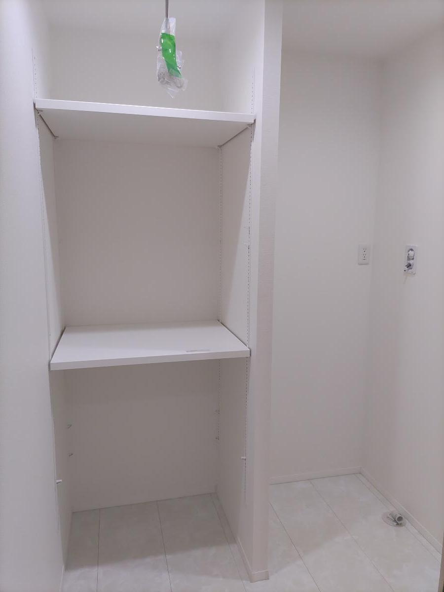 椙杜ニュータウン２期 戸建 区画番号No.Ｄ１６ 独立した脱衣室には自在棚。洗剤はストック含めてこちらに。