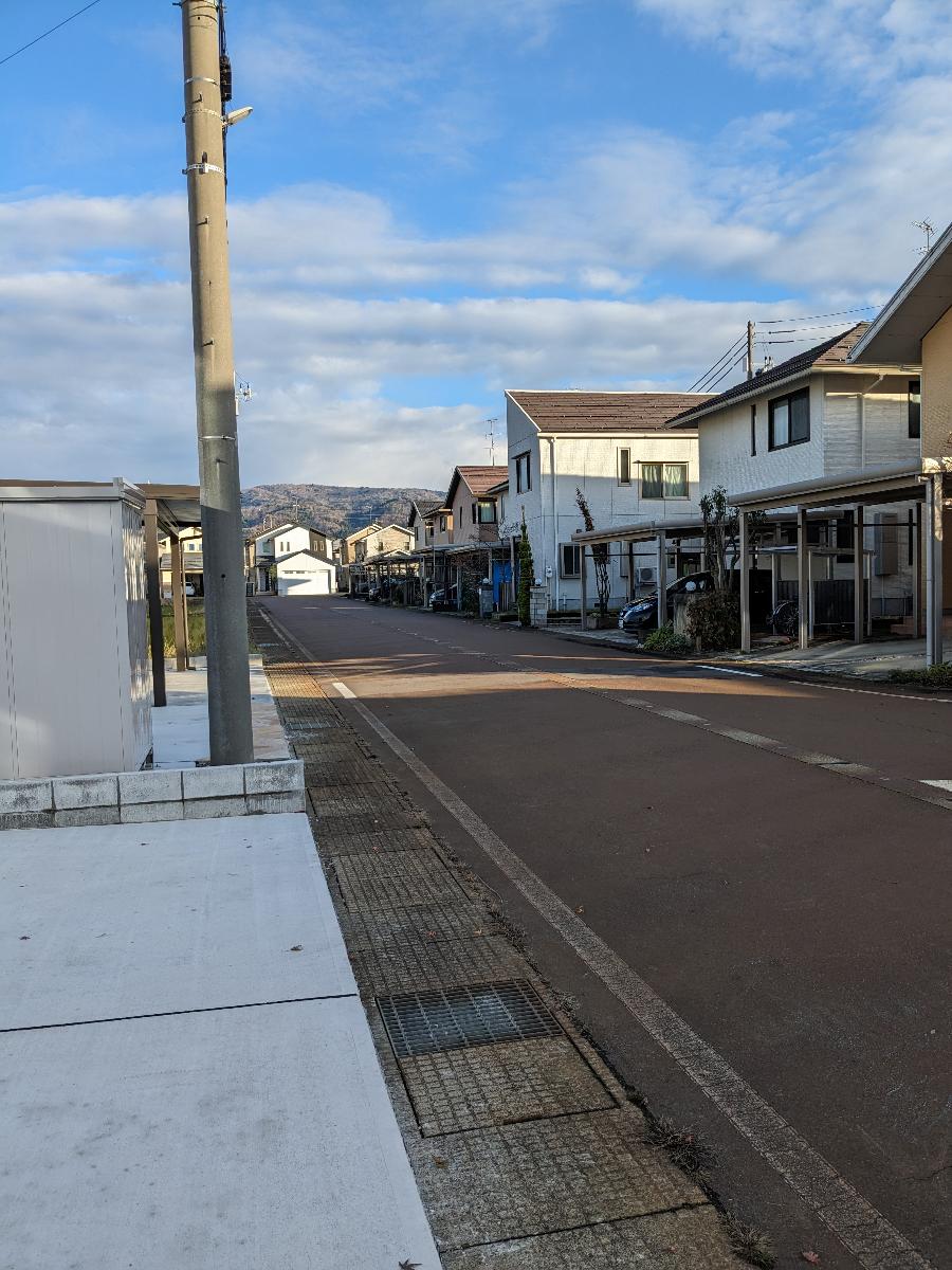 長岡市長倉宿泊棟用地 モデルハウス 前面道路も広く閑静な住宅街　
