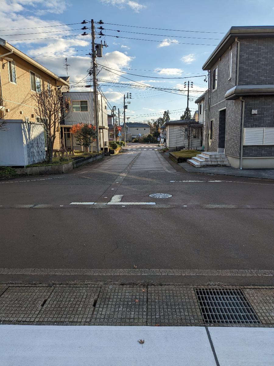 長岡市長倉宿泊棟用地 モデルハウス 前面道路も広く閑静な住宅街　
