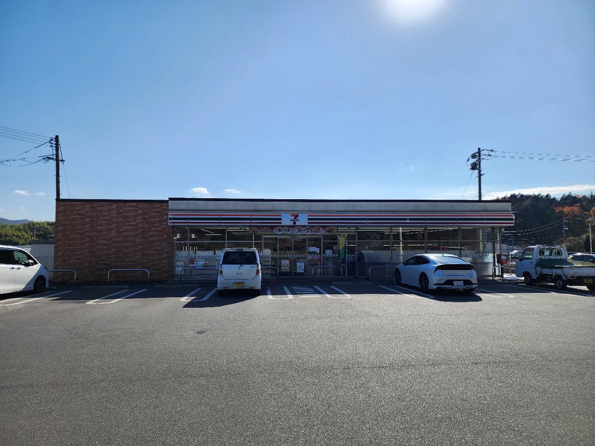 イイコトテラス西条田口 戸建 セブンイレブン東広島田口店まで約1.1km（徒歩14分）　最寄りのセブンイレブン。ゆったりした駐車場、中には広めのイートインスペースあり。