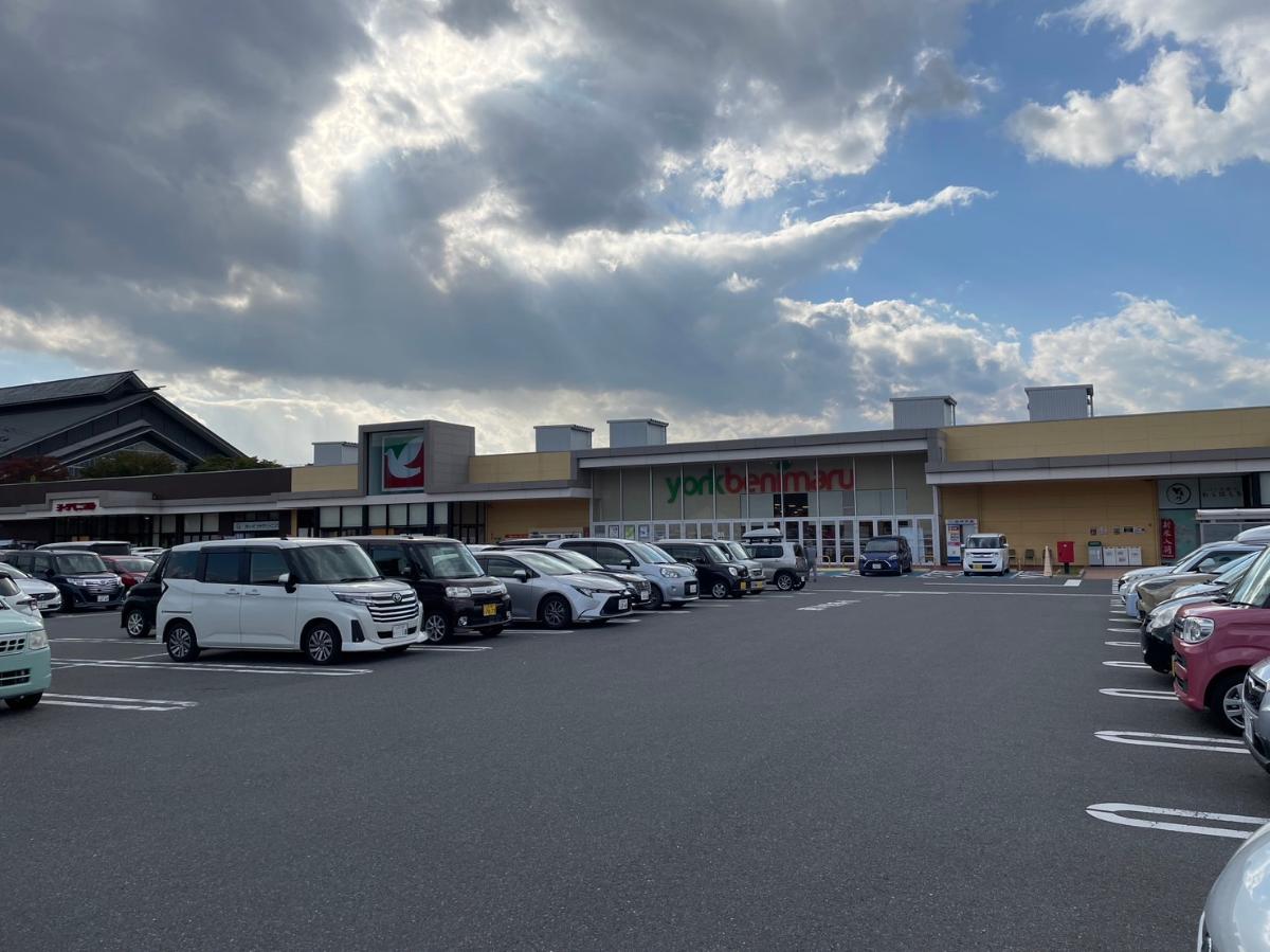 スマートタウン浜崎 土地 ヨークベニマル落合店まで約1.2km（車で約3分）　大型な駐車場もある、日々のお買い物に便利なスーパーマーケットです。