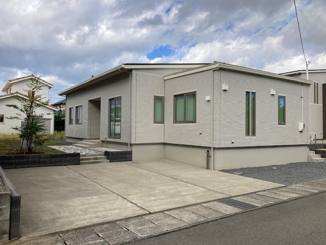 東田川郡三川町　分譲住宅 モデルハウス 区画番号No.１ 白いハイドロテクトタイル外壁の平屋です