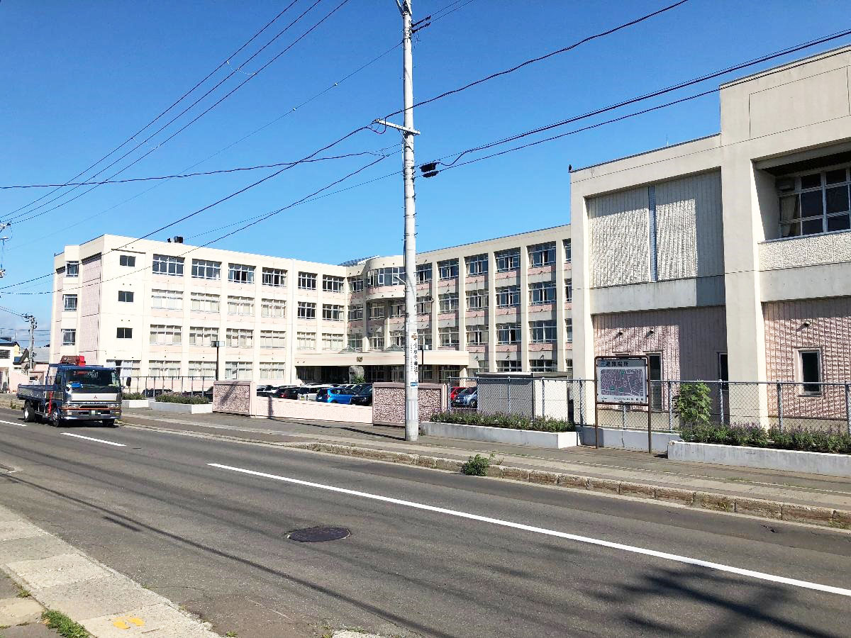 青森市金沢３丁目 モデルハウス 甲田中学校まで約450m（徒歩6分）　大きな校庭・テニスコート・体育館に付属する道場等、部活動の施設が豊富です。