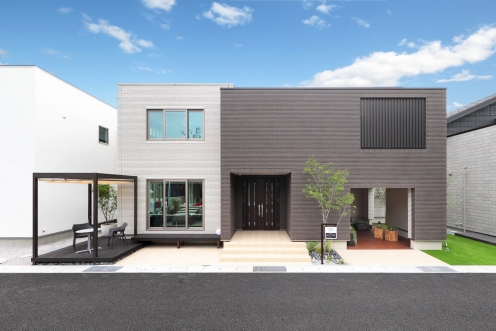 シンプルモダンなデザインと
快適な住環境を追究したスマートハウス。