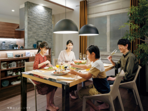 IHコンロを使って、料理を作ってみましょう。高火力が体験できます。一晩経つと、食事のにおいはほとんど家の中に残っていないことをご確認いただけます。