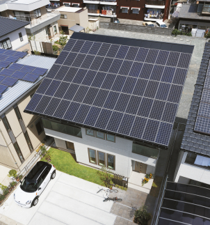 屋根一面の大容量太陽光パネル搭載。10kw超も可能です！