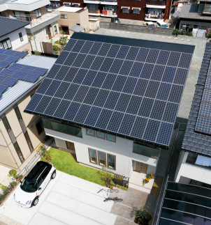 高出力、大容量。一条の屋根一体型の太陽光パネル。