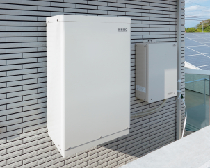 太陽光パネルで創った電気を長寿命蓄電池に充電。停電時もほぼ普段通りの生活が送れます。
