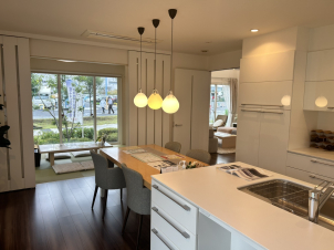 一条の住まいのインテリアイメージをじっくりご確認いただけます。キッチンなどの住宅設備は、ぜひ実際に使い勝手をお確かめください！