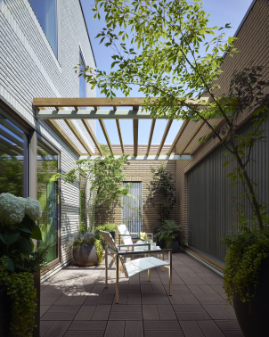 外空間を楽しめるルーフガーデンのある住まいをご提案しています。ルーバーが外部からの視線を遮るため、家族だけの憩いの時間をお過ごしいただけます。