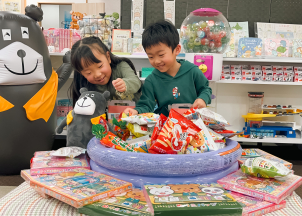 お菓子のつかみ取り
箱がいっぱいになるまでお菓子を詰め込んでみましょう！