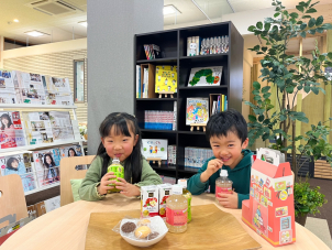 お子様用のお飲み物やお菓子をご用意してお待ちしております。うしろの本棚には絵本もたくさん！