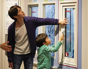 窓によって、住まいの快適性にどれくらい差が出るの？
夏と冬の外気温を再現した窓に触って確かめて、視覚でも断熱性の違いを確認できる！