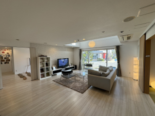 １階の３６帖のLDKは吹抜けもあり、開放感をより一層際立てます。