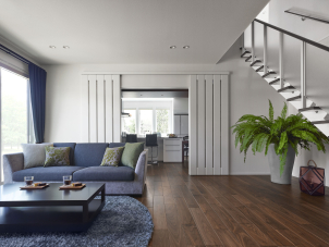 大きな吹抜けと大きな窓のおかげで、LDKがかなり広々感じられます！
