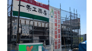 高級感のある全面タイル貼りの外観です。