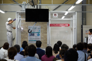 体験会の耐震実験では地震に強い窓ガラスの強度や耐熱性をご体感できます。