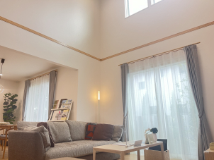 リビングの大きな吹き抜けから光が差し込みます。