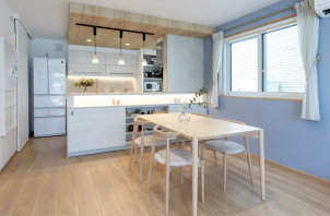 木目の下がり天井・ホワイトキッチン・ブルークロスの組み合わせが可愛らしい雰囲気に。