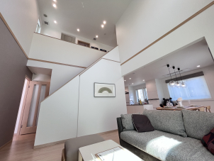 リビング脇の階段を通って２階へ。家族の顔が見られます。