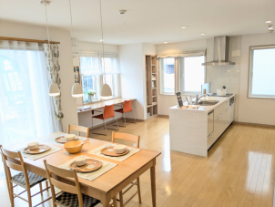 明るいダイニングキッチン