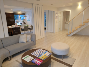 吹き抜けのある開放的な約18帖のリビングです