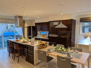 高級感のある広々としたキッチンです。収納力やＩＨなど機能性もしっかりと備えております。