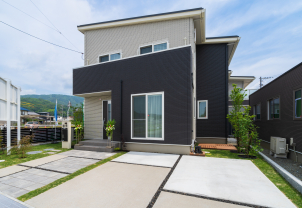 二階建て：32坪  3LDK
２階に家族みんなで使用するファミリークローゼットを採用したお家です。