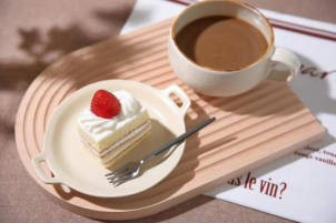 季節に合わせたケーキと、飲み物をご用意させていただきます。
