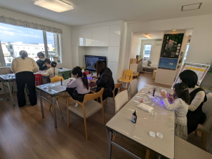前回の手作り体験会の様子です♪
皆さん楽しんで夢中で作っていました！
1組につきプラ板3つ作成できます♪
ジョー君キーホルダーも付けられます！

