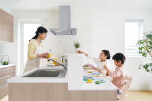 今回のお宅は、子育て世代に大人気の一条工務店オリジナルキッズカウンター付きキッチンです。
収納たっぷり、お子様のお顔を見ながらお料理出来るキッチンを、是非実際にご覧ください。