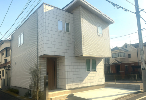 白い床、白いキッチン。明るい内外装を希望の方は必見です！