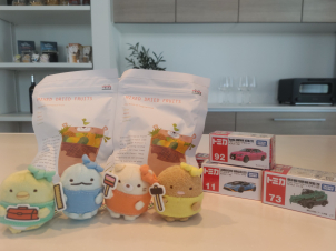【さらにご来場予約特典！】
特典①　QUOカードプレゼント！
最大　６，０００円分
特典②　『すみっコぐらし』、または、『トミカ』プレゼント！
特典③ドライフルーツ　プレゼント！