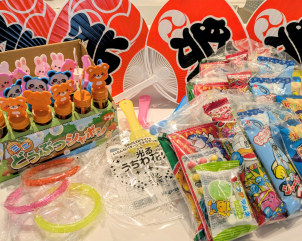 いつものおもちゃ以外にも、縁日らしい景品を色々ご用意してお待ちしております！