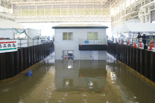 実際に水に浮く住宅を体験しよう。