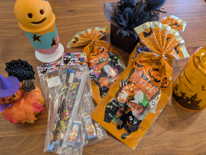 『HALLOWEENと言えば』、の合言葉をお聞かせ頂けますと、お菓子＋文具セットをプレゼント！