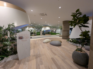 開放感のあるエントランスで、一条工務店のお家づくりへの思いを映像でご覧いただけます。
