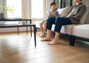 【全館床暖房】リビングはもちろん、玄関や廊下、お風呂まで。部屋間の温度差が少ないため、ヒートショックを防ぎます。