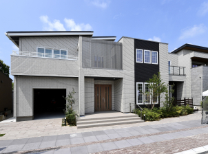 スッキリとした全面タイル貼りの外観。生涯メンテナンスいらずでキレイが続く外壁タイルです。