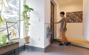 玄関ドアを開けるとシューズクロークもあり収納力は抜群です。