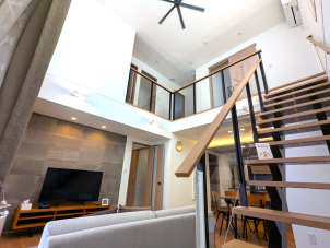 吹抜けの窓からやさしい日差しが注ぎます。
明るく開放的な雰囲気と快適さが両立できるのは一条ならでは。