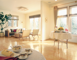 【南欧風の明るい外観】
一条工務店といえばタイルの外壁のイメージがあるかもしれませんが実は南欧風のかわいらしい外観も得意です
テラコッタの瓦屋根やアーチ状の玄関ポーチ屋根などかわいらしい外観をご覧いただけます